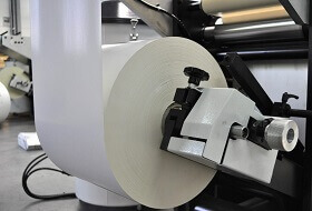 Weiße Papierrolle in Druckmaschine